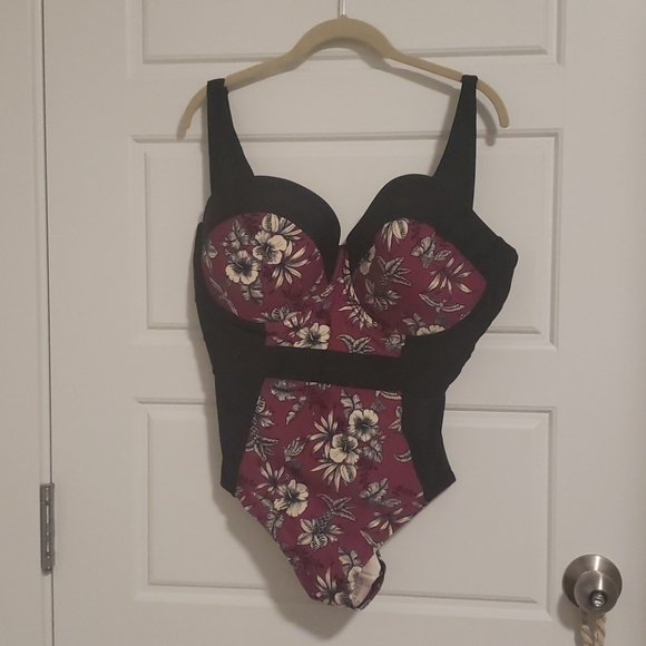 One piece bathing suit - Picture 1 of 4